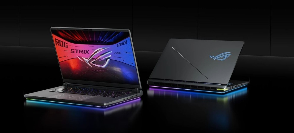 Dva elegantné herné notebooky na tmavom povrchu. Otvorený notebook má žiarivé RGB osvetlenie a logo ROG, farebnú klávesnicu a dynamickú grafiku na obrazovke.