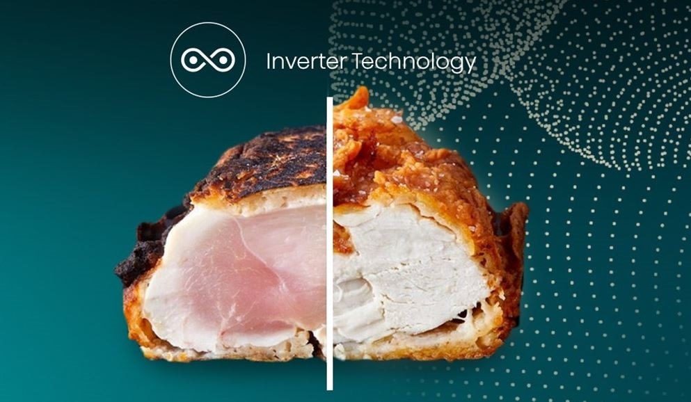 Mikrovlnná rúra Hisense H25MOBS4HGI Invertor čierna obrazek mäsa rozdelené na dve pulky. Jedna je surové mäso a na druhom upečené s krásnou kurkou.