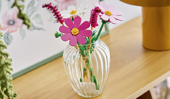 Stavebnica LEGO® Botanicals 11514 Krásenky Farebné kvety, zelené stonky, červený fúzatec a malý chrobáčik dodávajú dekorácii pôvabné detaily.