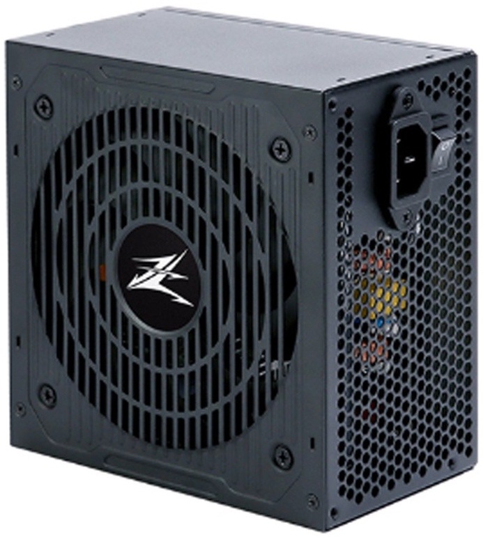 Na fotke je počítačový napájací zdroj Zalman MegaMax ZM500-TXII 500W vyfotografovaný šikmo spredu. Na ľavej strane je veľký čierny ventilátor krytý pevnou mriežkou s logom Zalman uprostred. Pravá bočná strana je perforovaná a obsahuje zásuvku na napájací kábel a malý vypínač. Cez bočnú mriežku sú čiastočne vidieť farebné vnútorné súčiastky.