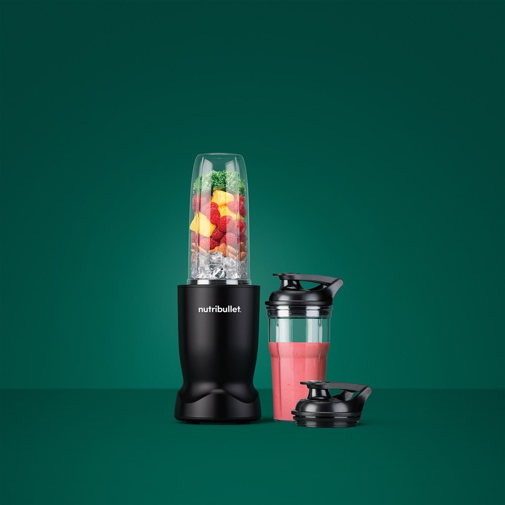 Stolný mixér Nutribullet TURBO 1000 NBT1006MB čierny Mixér NutriBullet čierny s prenosným kelímkom s ružovým smoothie na zelenom pozadí.