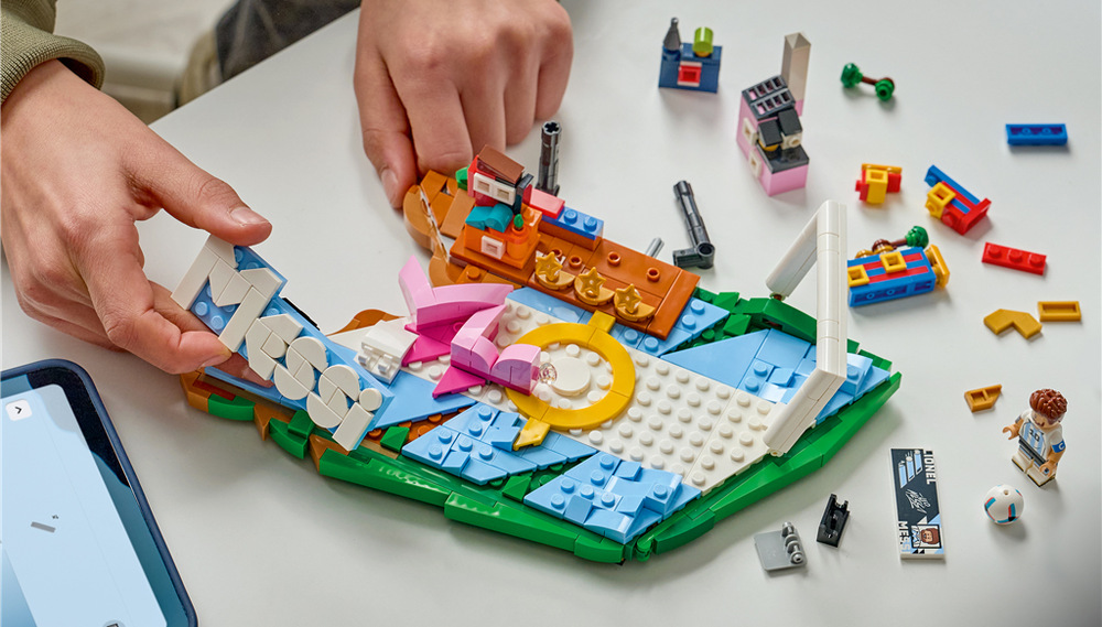 Stavebnica LEGO® Editions 43011 Lionel Messi – Hvězdné momenty fotbalu Ďalšia stavebnica LEGO Editions s futbalovými hviezdami umožní postupne vytvoriť vlastnú športovú kolekciu.