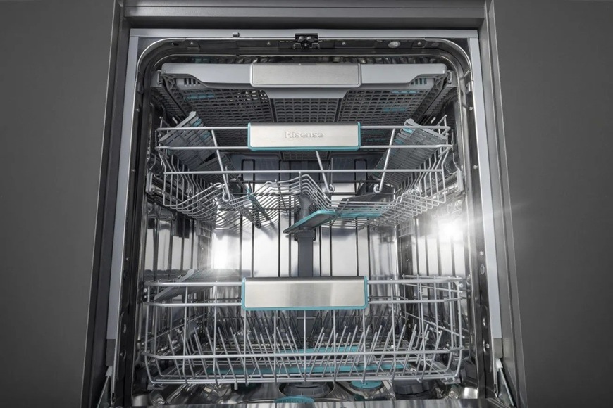 Umývačka riadu Hisense HDV9673XXL Vstavaná umývačka Hisense HDV9673XXL má plne otvorené dvierka. Vnútri sa nachádzajú dva priestranné koše a jedna príborová zásuvka.