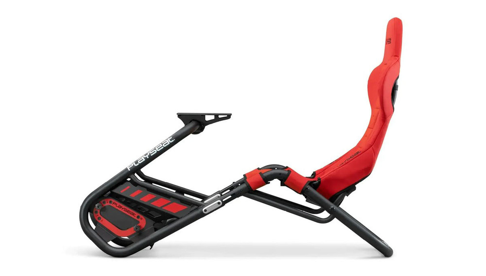 Bočný pohľad na červené závodné simulátorové sedadlo s elegantným kovovým rámom, nastaviteľnými panelmi a ergonomickým designom pre pohlcujúce herný zážitok.