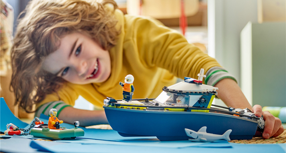 Stavebnica LEGO® City 60456 Honička v policejní lodi Prepracovaná policajná loď s dvoma motormi umožní deťom vydať sa na vodnú hladinu za utekajúcim zlodejom.