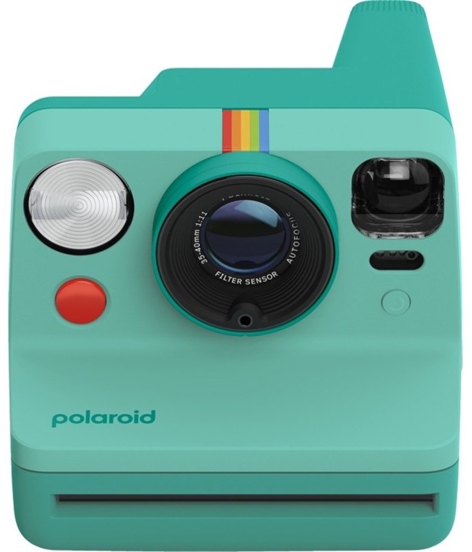 Polaroid Now Gen 3 tyrkysový instantný fotoaparát s ikonickým retro designom a veľkým objektívom uprostred