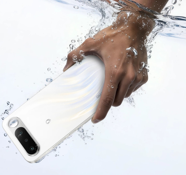 Telefón realme 16 5G ponorený do vody
