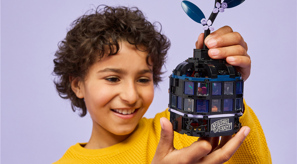 Stavebnica LEGO® Wednesday 76784 Černá jiřina Čierna georgína slúži ako zámok vázy, ktorá ukrýva zimnú záhradu plnú priestoru pre vlastné príbehy.