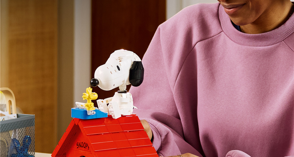 Stavebnica LEGO® Ideas 21368 Peanuts: Snoopyho bouda Model z 964 kociek meria 25 × 17 × 14 cm a vďaka aplikácii LEGO Builder sa hodí ako originálna výstavná dekorácia.