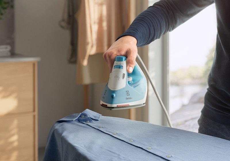 ELECTROLUX E5SI2-4CB, NAPAŘOVACÍ ŽEHLIČK