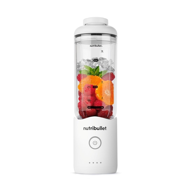 Pohľad spredu na stolný mixér Nutribullet Flex NBP013W naplnený ovocím pred rozmixovaním