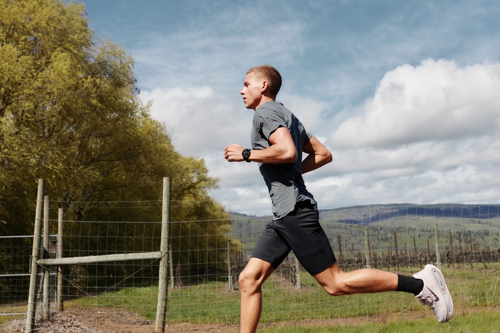 Muž běží přírodou s hodinkami Amazfit Cheetah 2 Pro