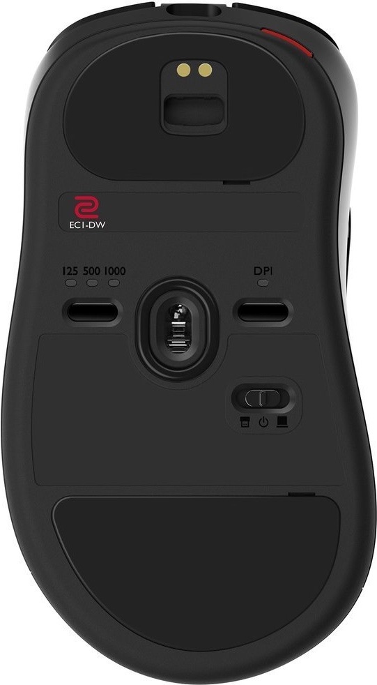 Myš ZOWIE by BenQ EC1-DW čierna Spodná strana bezdrôtovej myši ZOWIE by BenQ EC1-DW ukazuje optický senzor uprostred, veľké klzné plôšky a ovládacie prvky na nastavenie. Vľavo je prepínač frekvencie 125, 500 alebo 1000 Hz, vpravo tlačidlo DPI pre zmenu citlivosti. Dole je posuvný prepínač režimu pripojenia a hore sú kovové kontakty na nabíjanie v dokovacej stanici.