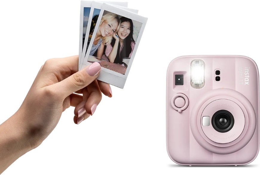 Instantný fotoaparát Fujifilm instax mini 13 ružový Ruka držiaca vytlačené fotky vedľa fotoaparátu Fujifilm instax mini 13″ width=