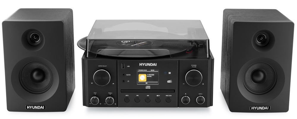 Mikro HiFi systém Hyundai RTC 366 BTDAB čierny Čelní pohled na kompletní mikrosystém Hyundai se dvěma reproduktory, gramofonem nahoře a ovládacím panelem s displejem.