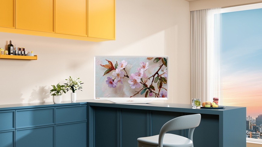 Televízor Hisense 32S5Q Štýlová Déco TV Hisense v modernej kuchyni s obrazom kvetov v galerijnom režime.