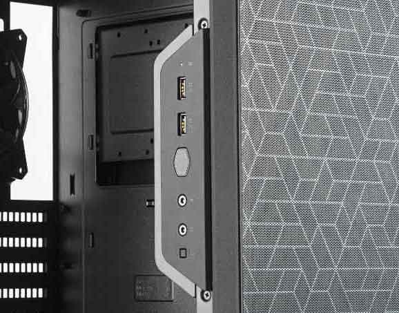 Case Cooler Master MasterBox Q500L čierna Počítačová skriňa s geometrickým predným panelom a otvoreným bočným panelom. Na prednej strane sú viditeľné dva USB porty, audio konektory a tlačidlo napájania.