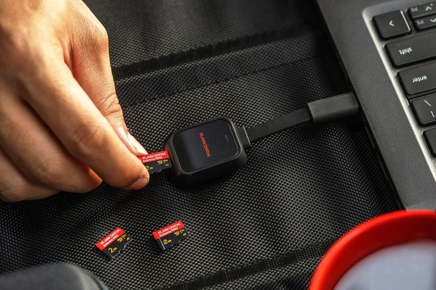 Pamäťová karta SANDISK Micro SDXC Extreme Pro 64GB UHS-I U3 (200R/90W) + SD apaptér Vkladanie microSD karty do čítačky pripojenej k notebooku