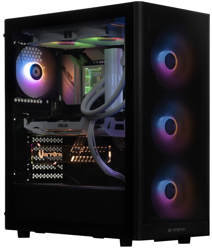 Na fotografii je čierna herná PC skriňa s bočným skleneným panelom, v ktorej je vidieť osadené komponenty a vodné chladenie s hadicami. Vpredu má tri RGB ventilátory za mesh čelom, ďalšie RGB ventilátory sú hore a jeden vzadu, všetko farebne nasvietené.