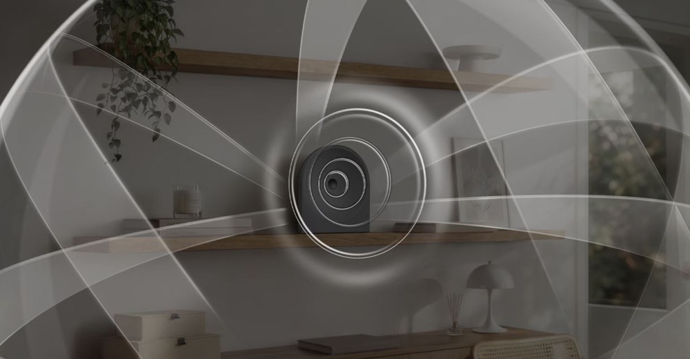 Reproduktor Samsung Music Studio 5 LS51H (1 ks) biely vlny zvuku, ktorý vychádza z reproduktora Samsung HW-LS50H Studio 5. Reproduktor stojí na policiach. Je tam aj rastlina alebo iné dekorácie.