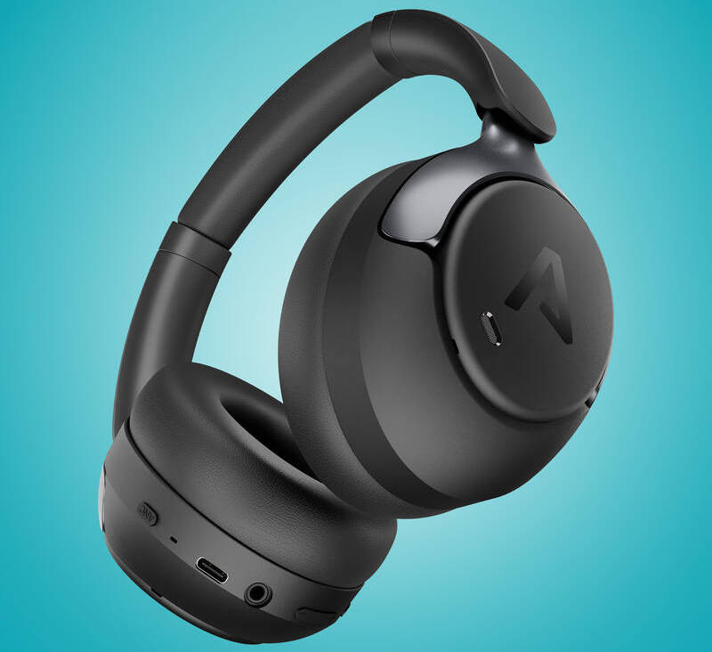 Slúchadlá LAMAX HighComfort2 ANC čierna Detailná snímka čiernych slúchadiel LAMAX HighComfort2 ANC s viditeľným USB-C portom a ovládacími tlačidlami