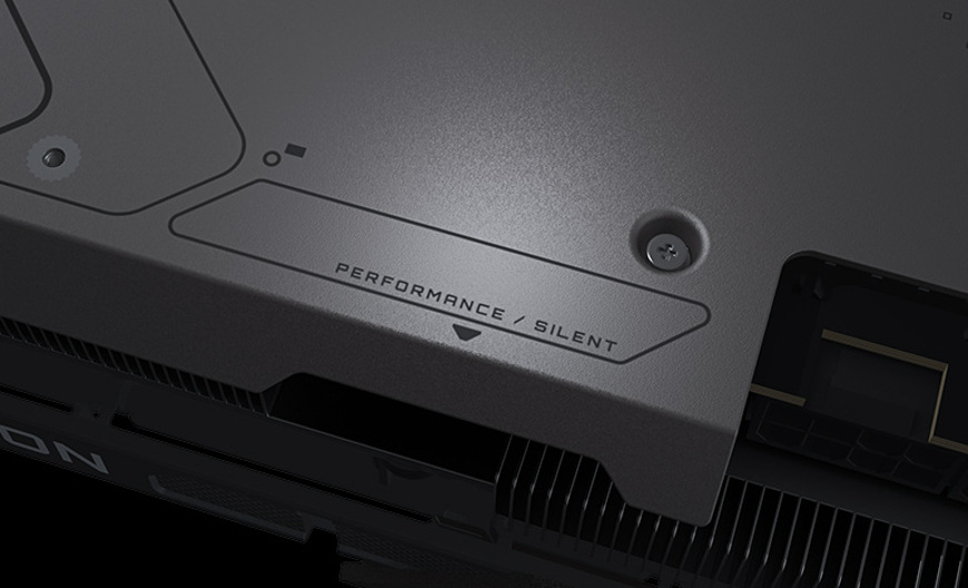 Grafická karta GIGABYTE Radeon RX 9070 XT GAMING 16G čierna Detail prepínača Performance/Silent BIOS na grafickej karte GIGABYTE Radeon RX 9070 XT