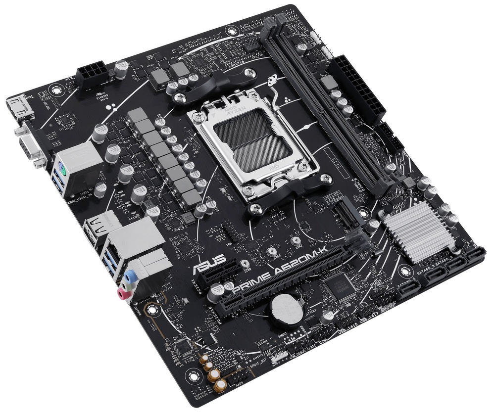 Základná doska Asus PRIME A620M-K Snímka dosky šikmo zhora. Vidíme všetky detaily dosky - sloty pre pamäte, procesor. Vidíme aj chladič a porty na pripojenie externých zariadení.