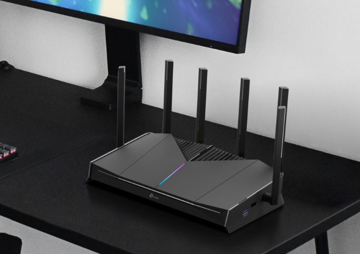 Router TP-Link Archer GE400 Gaming čierny Herný Wi-Fi router TP-Link Archer GE400 Gaming umiestnený na stole v modernom hernom pracovnom priestore