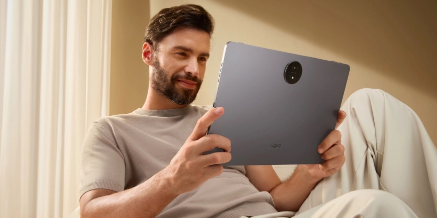 Grafický tablet UGEE UT3 čierny Usmievajúci sa muž sleduje obsah na grafickom tablete UGEE UT3