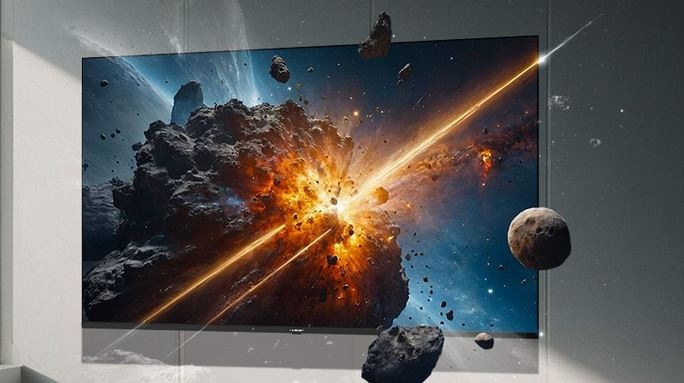 Dramatická scéna explózie asteroidu vo vesmíre sa premieta na veľkej obrazovke so živými farbami a dynamickým pohybom, čo vytvára pohlcujúcu a intenzívnu atmosféru.