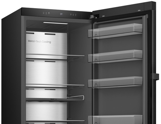 Chladnička Hisense RL5K370GSFC1 čierna vnútro chladničky Hisense RL5K370GSFC1 s kovovou zadnou stenou