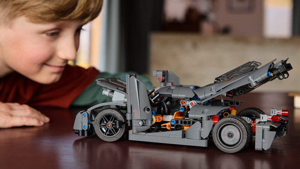 Stavebnica LEGO® Technic 42173 Šedé hyperauto Koenigsegg Jesko Absolut Hyperauto približuje deťom fungovanie motora V8 a diferenciálu a zároveň ponúka pútavú staviteľskú výzvu.