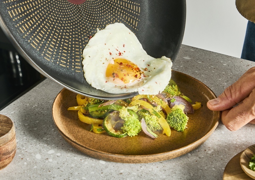 Panvica Tefal Extreme G7630604, 28 cm nerez Na panvici Tefal sa pripravujú chutné raňajky s vajíčkom.