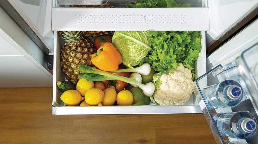 otvorený šuplík crispzone chladničky Gorenje NRK620BA2XL4 plný potravín