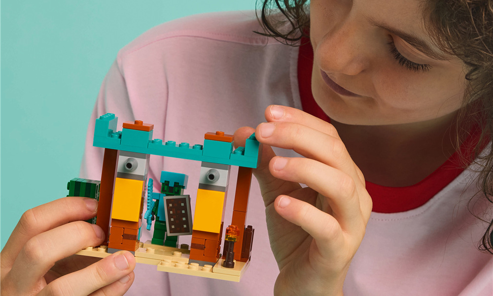 Stavebnica LEGO® Minecraft® 21267 Pouštní hlídka zákeřníků Kaktusový rytier, pomstiteľ a dvaja plitelia doplnenie mečom, štítom a brnením prinášajú množstvo herných možností.