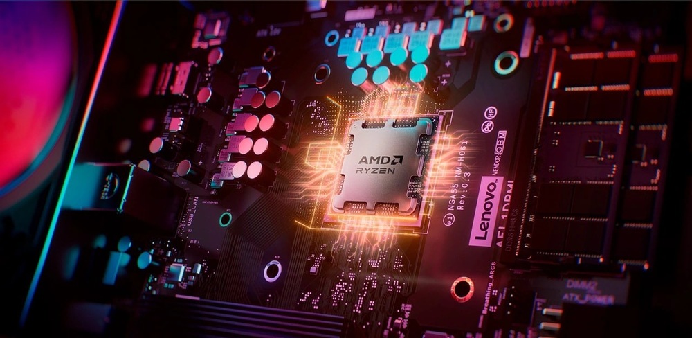 Herný počítač Lenovo LOQ Tower 26ADR10 + Game Pass predplatné na 3 mesiace sivý Detail základnej dosky počítača s procesorom AMD Ryzen uprostred, žiariaci jasnými neónovými ružovými a modrými svetlami.