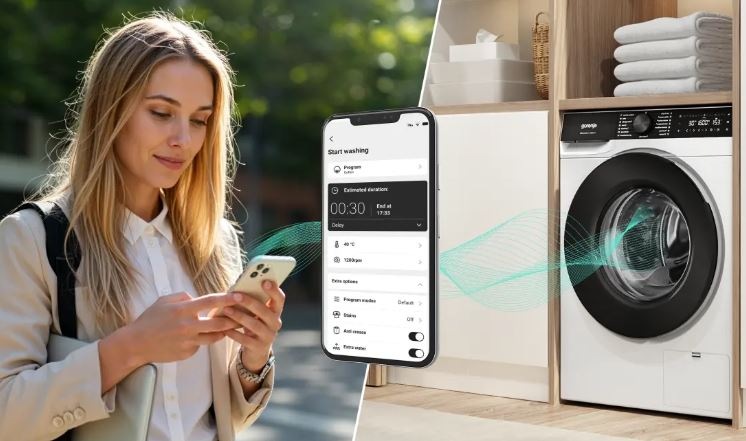 žena ovláda práčku cez svoj mobilný telefón a aplikáciu ConnectLife. Na práčke v pozadí sú naskladané zložené uteráky.