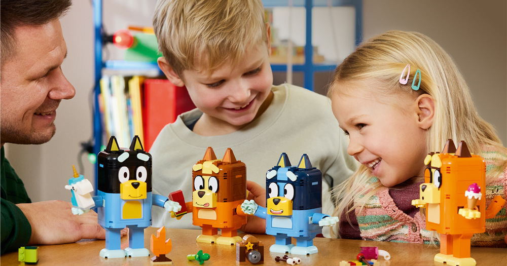Stavebnica LEGO® Bluey 11217 Rodina Bluey z kociek Výmenné oči, ňufáky a obočie spolu s pohyblivými časťami umožňujú meniť výrazy, nálady aj pózy postáv.