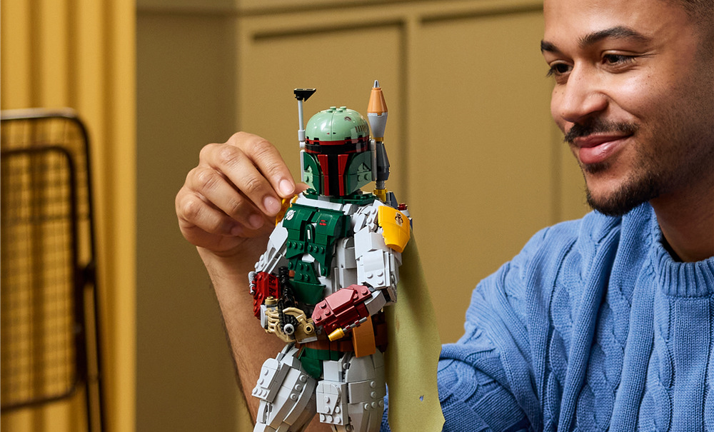 Stavebnica LEGO® Star Wars™ 75455 Boba Fett™ Pohyblivá hlava, paže a ruky umožňujú lovcov odmien nastaviť do bojovej pózy na podstavci s motívom Tatooine.
