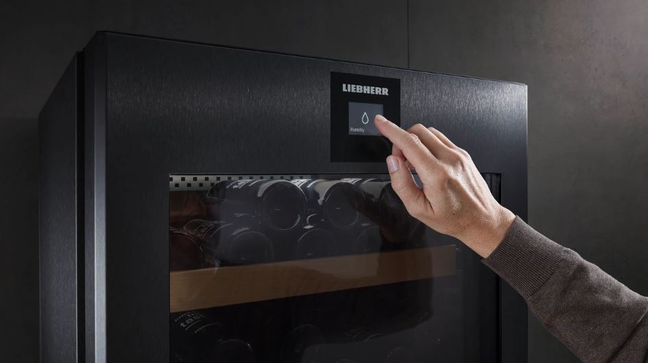 Vínotéka Liebherr Vinidor Selection WPgbi 5273 čierna Nastavenie vlhkosti v dvoch stupňoch na dotykovom displeji vinotéky Liebherr WPgbi 5273″ width=