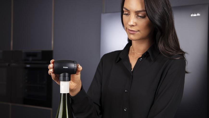 žena používa zátku na víno Haier HAWAES01