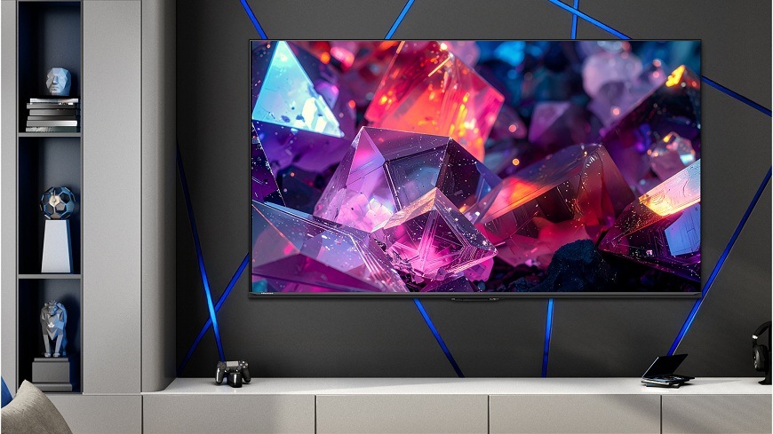 zapnutá televízia Hisense 50E7S PRO visí na stene v obývačke