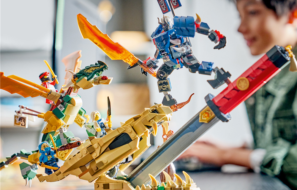 Stavebnica LEGO® NINJAGO® 71871 Bitka pri Dračej čepeli Dračia lebka s katanou tvorí temné dejisko súboja, ktoré zaujme výrazným fantasy vzhľadom.