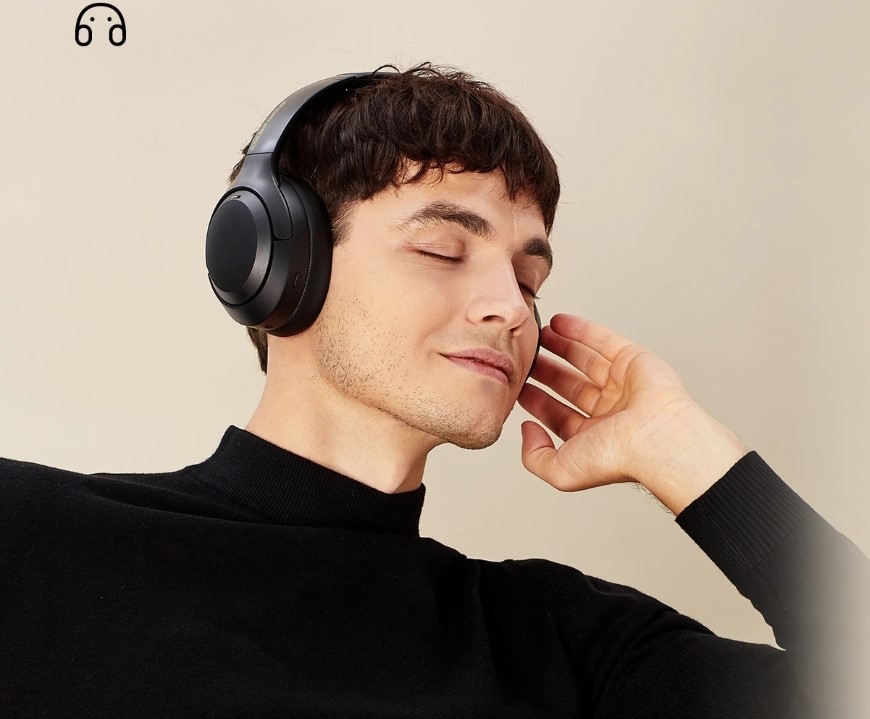 Slúchadlá HONOR Choice Pro čierna Muž so zavretými očami sa dotýka slúchadla HONOR Choice Pro