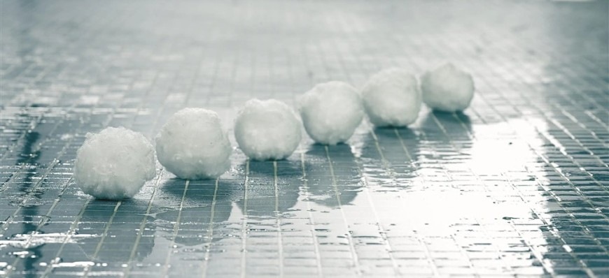 Filtračné guličky Marimex Balls 700 biela Filtračné guličky Marimex Balls 700 položené pri bazéne