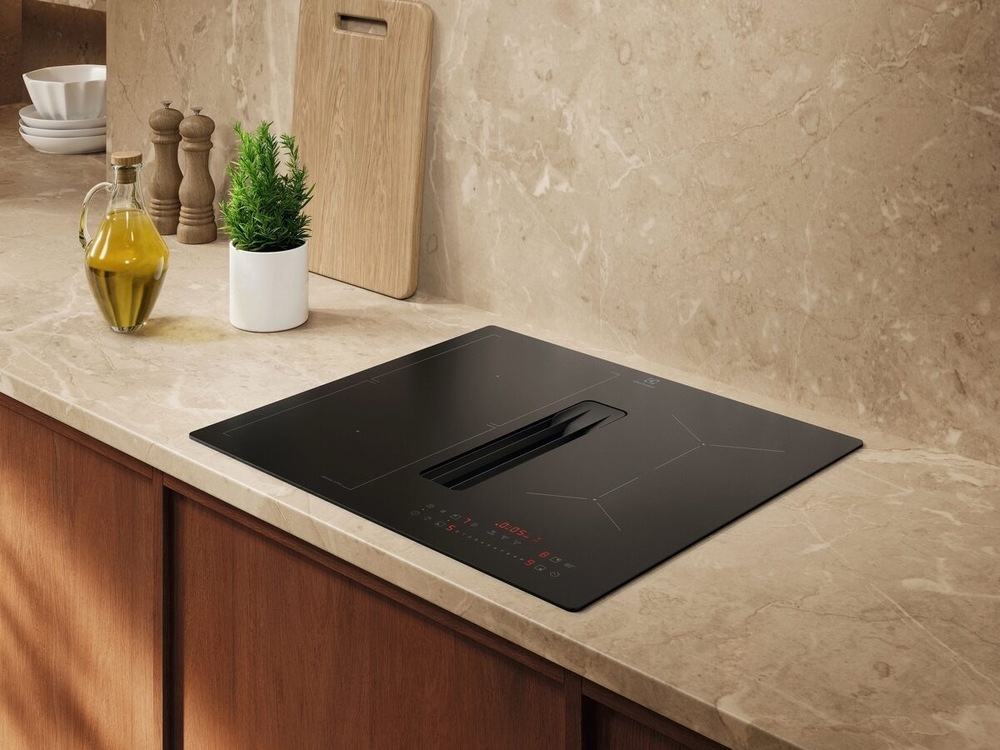 Indukčné varné dosky s odsávaním Electrolux Série 600 ECC63410CT SaphirMatt SE čierna indukčná doska s odsávaním Electrolux ECC63410CT séria 600 SaphirMatt SE v kuchynskej linke