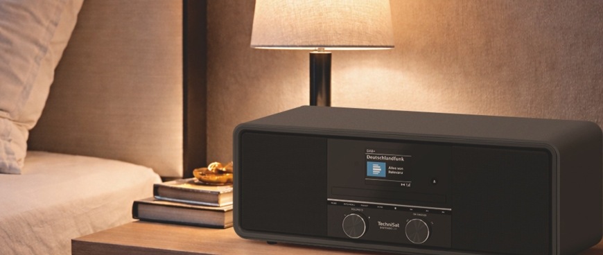 Rádioprijímač s DAB+ Technisat DIGITRADIO 330 čierny Rádioprijímač na nočnom stolíku s rozsvietenou lampičkou
