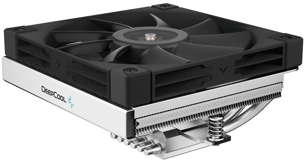 Na obrázku je chladič CPU DeepCool AN600 (low profile) zo šikmého bočného pohľadu. Hore je plochý čierny ventilátor v štvorcovom ráme, ktorý leží vodorovne. Pod ním je nízky blok kovových rebier a na boku je vidieť strieborný kryt s nápisom DeepCool. Dole uprostred je kontaktná základňa pre procesor a vedľa nej pružinový šrób pre pritlačenie. Zo strany sú čiastočne vidieť strieborné trubičky (heatpipe) – celkom ich je šesť.