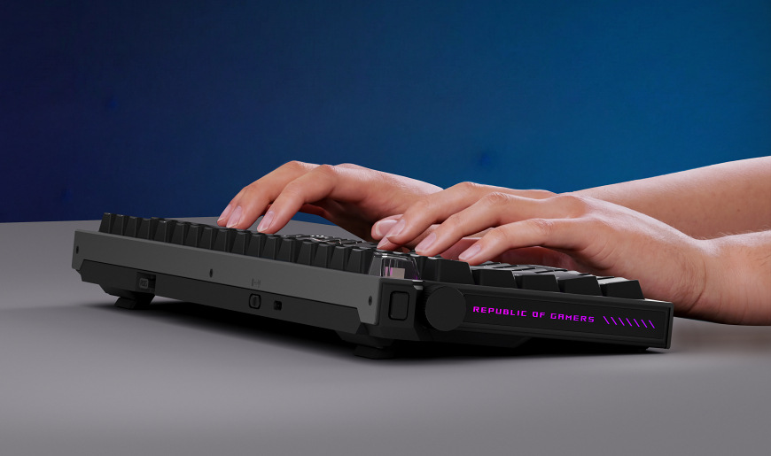 Písanie na klávesnici Asus ROG Strix Morph 96 WL z bočného pohľadu