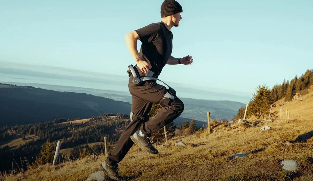 Exoskeleton Hypershell Pro S čierny Muž beží do kopca v horskom teréne a má nasadený exoskeleton Hypershell Pro S.